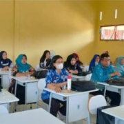 Guru SD mengikuti bimtek penguatan literasi bercerita