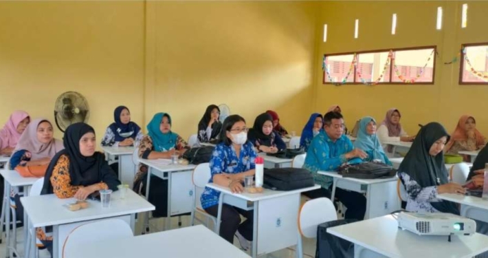 Guru SD mengikuti bimtek penguatan literasi bercerita